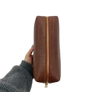 Sac de maquillage pour femmes en gros, grande capacité, en cuir PU, motif crocodile, avec fermeture éclair et logo brodé - Product Image 2