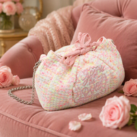 Sac bandoulière tricoté à cordon de serrage avec logo brodé, sac à main coloré et mignon tissé avec chaîne pour femme, idéal au quotidien