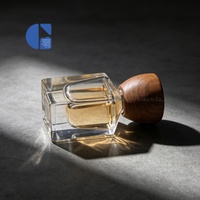 Flacon de parfum de luxe carré à fond épais en verre 30ml 50ml vide transparent avec pulvérisateur, boîte cadeau et bouchon en bois