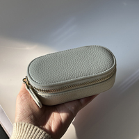 Boîte à bijoux de voyage ovale en cuir PU vegan grainé avec fermeture éclair dorée, mini, personnalisable avec logo et couleur