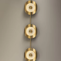 Lampe murale contemporaine Songdesign en bambou avec base dorée, design moderne pour hôtels haut de gamme, restaurants, chambres et salons