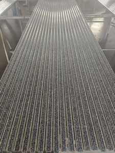 Современный влаговпитывающий придверный коврик из алюминия на заказ с полосатым узором и резиновой основой - Product Image 4