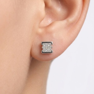 Boucles d'oreilles élégantes en diamant Princesse, or blanc 14 carats, sertissage invisible quadruple, bijoux de mariage raffinés, livraison rapide mondiale - Product Image 4