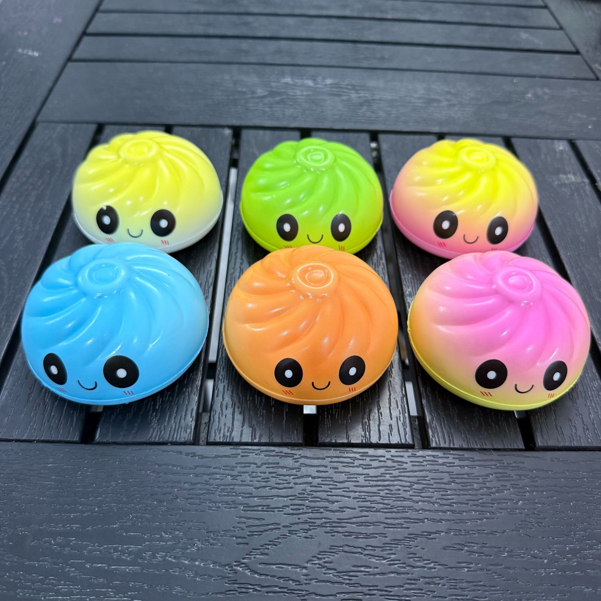 Petits pains colorés aux grands yeux