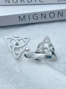 2 Pezzi di <span class=keywords><strong>Gemelli</strong></span> da <span class=keywords><strong>Uomo</strong></span> in Acciaio Inossidabile con Motivo Celtico, Regalo Elegante per Uomini alla Moda, Esalta lo Stile da Gentiluomo - Product Image 5