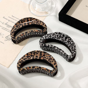 Pince à cheveux coréenne géométrique pour femme, motif léopard, forme demi-lune évidée, style requin, pour un look élégant - Product Image 1