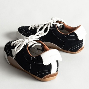 รองเท้าผ้าใบดีไซน์หรูหราสีขาว รุ่น 2026 แบบผูกเชือกและสวมใส่ได้ทุกโอกาส ระบายอากาศได้ดี กันลื่น สวมใส่สบาย ลายดาวนำโชคสีทอง สไตล์ลำลอง - Product Image 4