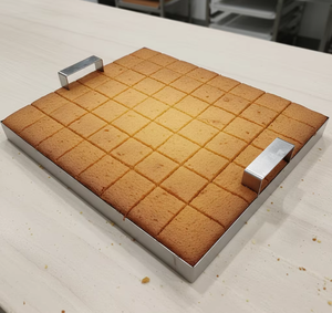 ถาดตัดบราวนี่ 80 ช่อง ทำจากสแตนเลสอย่างดี ปลอดภัยสำหรับอาหาร ไม่ติดกระทะ ใช้สำหรับตัดเค้ก ฟัดจ์ และบาร์ให้เป็นชิ้นสี่เหลี่ยมอย่างสม่ำเสมอ - Product Image 1