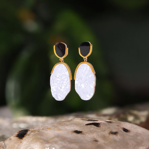 Boucles d'oreilles pendantes tendance en acier inoxydable 316L avec placage or PVD, design durable et résistant avec pierres blanches et noires - Product Image 3