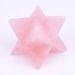 Estrela de cristal Merkaba de chakra esculpida em pedra preciosa de quartzo rosa natural