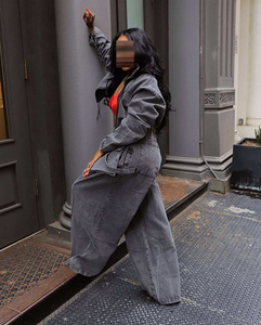 Ensemble deux pièces pour femme : Veste courte zippée personnalisée OEM et <span class=keywords><strong>Jean</strong></span> cargo taille haute à poches à rabat, coupe large et ample en denim - Product Image 2