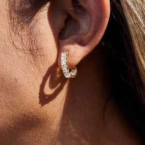 Pendientes de Aro de Lujo con Circonitas, Chapados en Oro Brillante, de Acero Inoxidable Hipoalergénico e Impermeable, para Uso Diario - Product Image 1