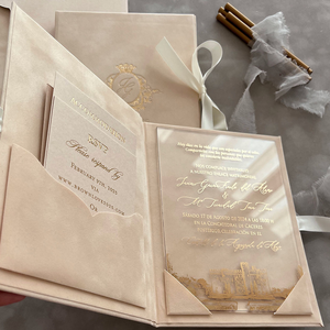 بطاقة دعوة زفاف فاخرة بتصميم عتيق وحافظة تذكارية أنيقة، مزخرفة بنقش بارز من الذهب وحرف أحادي مطبوع بتقنية النقش الغائر، ومغلفة بمخمل - Product Image 5