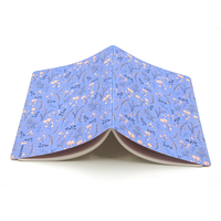 Mini cahier d'exercices A5 personnalisé pour les élèves de l'école avec couverture en papier pour couture en selle, agrafé et imprimé.