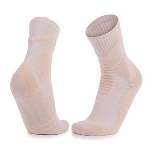 Vente en gros de chaussettes de sport confortables et antifriction antidérapantes en éponge résistantes à l'abrasion Chaussettes de basket-ball mi-mollet Sweat Striped Crew - Product Image 3