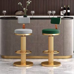 Nouvelle annonce : Chaises de bar de comptoir de luxe, meubles d'hôtel modernes, en métal doré, avec dossier rembourré pivotant - Product Image 1