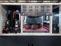 Machine de débavurage à vitesse variable et réglable pour l'élimination des bavures et le lissage des surfaces à bords tranchants, pour la production continue