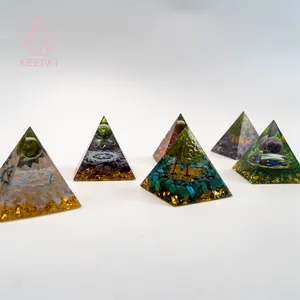 Pyramide en résine sculptée à la main en cristal naturel pour la méditation en gros en vrac à vendre