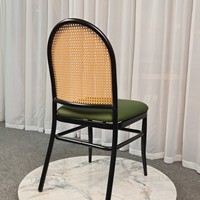 Chaise de salle à manger professionnelle style bistrot français avec dossier médaillon, cadre en métal vintage à dossier arqué, assise rembourrée verte pour café