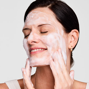 Limpiador Facial en Espuma Azul Suave Pure Radiance de Esté Lauder con Control de Grasa y Eliminación de Puntos Negros 150 ml - Product Image 2