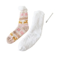 Chaussettes de sol d'hiver pour femmes Chaussettes antidérapantes avec longueur de l'équipage Motifs de points de dessin animé Chaussettes de tapis de neige de confinement chaud à la maison