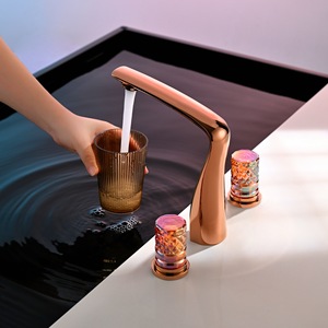 <span class=keywords><strong>Robinet</strong></span> <span class=keywords><strong>de</strong></span> lavabo à trois trous à double poignée en laiton <span class=keywords><strong>de</strong></span> style européen français, finition or brossé vintage, <span class=keywords><strong>col</strong></span> <span class=keywords><strong>de</strong></span> <span class=keywords><strong>cygne</strong></span>, eau chaude et froide - Product Image 2