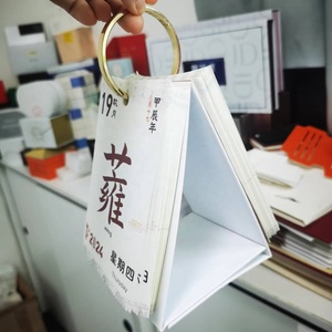 Biểu Tượng Tùy Chỉnh Hình Dạng Cao Cấp Năm Mới Bảng Bàn Lịch Xách Tay Có Thể Gập Lại Đứng lên Khuyến Mại In Ấn 2026 Lịch - Product Image 5