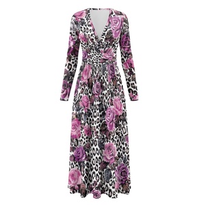 Abito lungo da donna classico con stampa floreale leopardata viola e rosa, maniche lunghe, scollo a V, modello avvolgente, linea ad A, orlo svasato, abito sofisticato per occasioni speciali - Product Image 6
