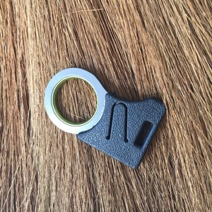 Cortador de Cuerdas de un Solo Dedo, Mini Herramienta de Supervivencia Portátil, Cortador de Cinturón de Seguridad para Auto, Cuchillo Multifuncional de Escape, Plástico Gris, 10 Pulgadas - Product Image 2
