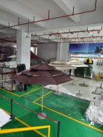 Parasol de terrasse double haut de gamme avec mât central en aluminium, voile en polyester, résistant au vent, commande par interrupteur standard, vente en gros