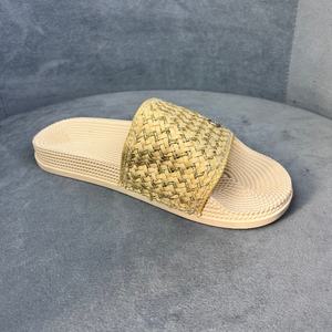 Pantofole piatte in plastica con cinturino intrecciato da donna con accenti in metallo Sole simili a paglia multicolori per interni - Product Image 2