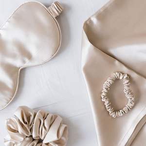 Vente en gros antibactérien personnalisé 100% taie d'oreiller en soie de mûrier et ensemble de <span class=keywords><strong>bonnet</strong></span> pour cheveux boîte d'emballage - Product Image 1