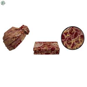 Tissu imprimé <span class=keywords><strong>africain</strong></span> <span class=keywords><strong>rouge</strong></span> décoré de paillettes dorées et de strass. Ce tissu est également connu sous le nom de Ankara ou de tissu imprimé hollandais. - Product Image 3