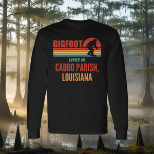 Bigfoot vive nella parrocchia di Caddo, Louisiana, maglietta a maniche lunghe - Product Image 3