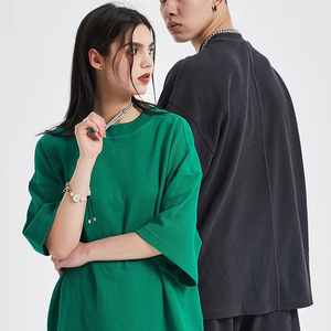 Conjunto de Camiseta y Pantalones Cortos de Estilo Casual, 100% Algodón, Tejido de Punto Waffle, Ajuste Holgado, 200 Gramos de Peso de Tela, Transpirable, con Serigrafía - Product Image 4