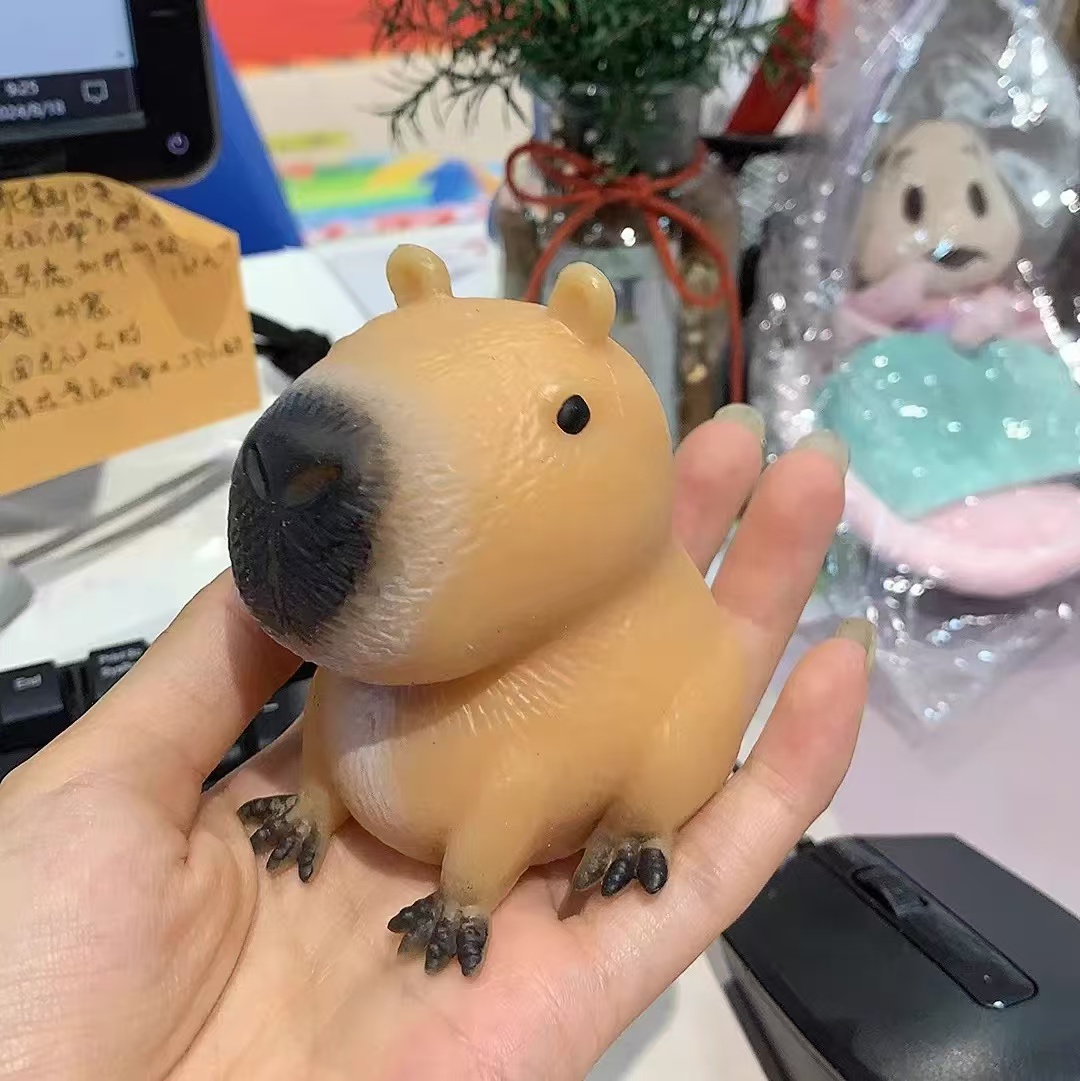 Due piccoli capibara (pieni di colla)