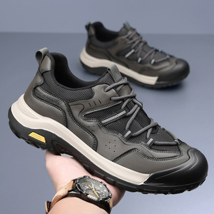 รองเท้าเดินป่ากลางแจ้งสำหรับผู้ชาย สีเทา-ดำ แบบผูกเชือก ระบายอากาศได้ดี กันลื่น พื้นหนา ส้นเตี้ย รองเท้าลำลองสำหรับทำงาน - Product Image 1