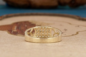 Bague classique en diamant de haute joaillerie avec pierre centrale taille Asscher et sertissage à griffes sécurisé pour une sophistication intemporelle - Product Image 3
