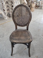 Chaise Monet en rotin en bois empilable pour mariage, événement, location de fête, salle à manger