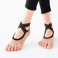Chaussettes de yoga colorées à cinq doigts antidérapantes en coton pour femmes, chaussettes de yoga souples en silicone à demi-doigts avec sangle croisée personnalisée
