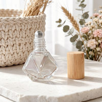 Vente en gros de flacons à bille en verre de 8 ml de forme spéciale avec couvercle en bambou et bouchon à vis pour huiles parfumées, emballage cosmétique vide, logo personnalisé