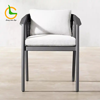 Ensemble de salle à manger moderne en aluminium pour l'extérieur, finition imitation bois, table et chaises pour projets de restaurants et d'hôtels