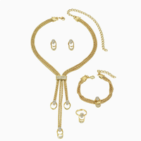 Nouvelle collection de bijoux minimalistes et élégants avec incrustations de diamants : collier ras du cou, bracelet, boucles d'oreilles et bague.