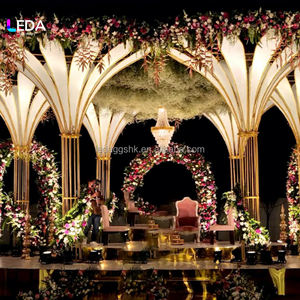 Decoraciones de Lujo para Ceremonias de Boda al Aire Libre, Arco Metálico Dorado de 9 y 10 Pies de Altura para Escenario - Product Image 1