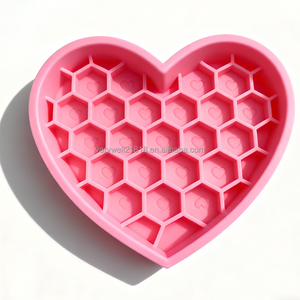 ชามอาหารสุนัขซิลิโคนรูปหัวใจแบบรังผึ้ง 2 ช่อง รุ่น Saint Valentine 2025 พร้อมแผ่นรองรูปหัวใจ 2 in 1 ช่วยให้สัตว์เลี้ยงกินอาหารช้าลงและเลียได้ - Product Image 4