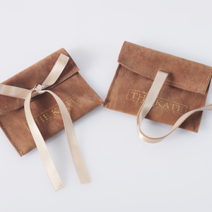 Bolsa de Regalo de Joyería de Lujo de Terciopelo Marrón con Logotipo Personalizado Impreso y Cinta para Bolsos, Embalaje Textil - Product Image 4