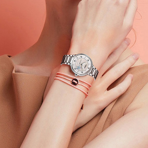 Reloj Elegante de Oro para Mujer, Esfera Redonda de 30 mm, Movimiento de Cuarzo, Visualización de Fecha, Cierre de Mariposa, Cristal Mineral, Estilo de Lujo - Product Image 4