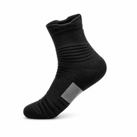Chaussettes de basketball noires OEM mi-mollet avec revers côtelé et talon renforcé, chaussettes de sport athlétiques pour l'entraînement en équipe Arena Bench, vente en gros