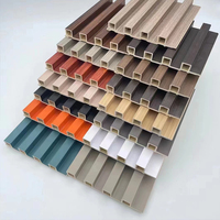 Panneau mural décoratif WPC imperméable et écologique pour intérieur, avec surface à grain de bois 3D et design rotatif