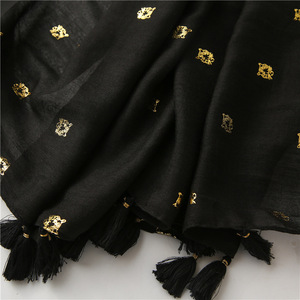 Sciarpa Hijab Lunga di Design in Cotone e Lino per Donne, Stile Vintage Bianco e <span class=keywords><strong>Nero</strong></span> con Dettagli in Oro, Sciarpe e Scialli con Nappine - Product Image 6